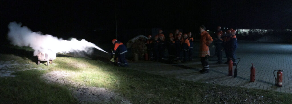 Kleinlöschgeräte bei der Jugendfeuerwehr